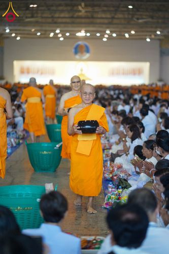 ภาพ No.308222:วันที่ 1  กุมภาพันธ์ พ.ศ. 2569 พิธีตักบาตรข้าวสารอาหารแห้ง ณ บ้านแก้วเรือนทองคุณยาย สภาธรรมกายสากล วัดพระธรรมกาย