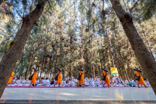 ภาพ No.292794:วันที่ 11 มกราคม พ.ศ. 2569 พิธีต้อนรับพระธรรมยาตรา ณ อนุสรณ์สถานลำดับที่ 3 สถานที่เกิดในเพศสมณะ วัดสองพี่น้อง อำเภอสองพี่น้อง จังหวัดสุพรรณบุรี ในโครงการธรรมยาตรา กตัญญูบูชา มหาปูชนียาจารย์ พระมงคลเทพมุนี(สด จนฺทสโร) พระผู้ปราบมาร อนุสรณ์สถาน 7 แห่ง ปีที