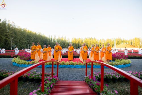 ภาพ No.280956:วันที่ 28 ธันวาคม พ.ศ.2568 กิจกรรมเก็บดอกแพงรวย ณ ทุ่งสวรรค์ตะวันฉาย วัดพระธรรมกาย