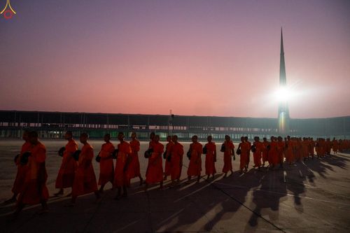 ภาพ No.279679:วันที่ 1 มกราคม พ.ศ.2569 พิธีตักบาตรในวันขึ้นปีใหม่ ณ ลานธรรม วัดพระธรรมกาย