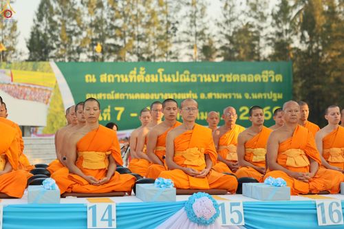ภาพ No.292370:วันที่ 11 มกราคม พ.ศ. 2569 พิธีตักบาตรพระธรรมยาตรา ณ อนุสรณ์สถานคลองบางนางแท่น อ.สามพราน จ.นครปฐม ในโครงการธรรมยาตรา กตัญญูบูชา มหาปูชนียาจารย์ พระมงคลเทพมุนี(สด จนฺทสโร) พระผู้ปราบมาร อนุสรณ์สถาน 7 แห่ง ปีที่ 14
