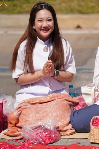 ภาพ No.304120:วันที่ 25 มกราคม พ.ศ. 2569 พิธีต้อนรับพระธรรมยาตรา  รร.สามัคคีราษฏร์บำรุง-วัดพระธรรมกาย ในโครงการธรรมยาตรา กตัญญูบูชา มหาปูชนียาจารย์ พระมงคลเทพมุนี(สด จนฺทสโร) พระผู้ปราบมาร อนุสรณ์สถาน 7 แห่ง ปีที่ 14