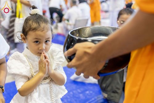 ภาพ No.308274:วันที่ 1  กุมภาพันธ์ พ.ศ. 2569 พิธีตักบาตรข้าวสารอาหารแห้ง ณ บ้านแก้วเรือนทองคุณยาย สภาธรรมกายสากล วัดพระธรรมกาย