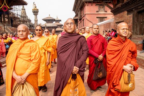 ภาพ No.313479:วันพฤหัสบดีที่ 12 มีนาคม พ.ศ. 2569 ขบวนแห่นาคธรรมทายาทในโครงการบรรพชาสามเณร 500 รูป  จาก นาคบาฮาล (Nagbahal) สู่จัตุรัสปาทัน (Patan Durbar Square) ประเทศเนปาล