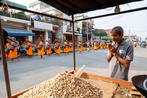 ภาพ No.317034:วันเสาร์ที่ 28 มีนาคม พ.ศ.2569 ธรรมยาตราจาริก ณ ซุ้มประตูลุมพินีเกต(Lumbini Gate) ประเทศเนปาล