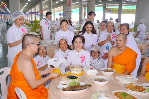 ภาพ No.325867:วันที่ 22 เมษายน พ.ศ.2569(วันคุ้มครองโลก) งานถวายมหาสังฆทาน 40,000 กว่าวัดทั่วประเทศ เจ้าหน้าที่ สาธุชน ร่วมใจจัดเตรียมภัตตาหารเพล (ชุด 2)