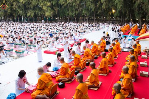 ภาพ No.69687:พิธีตักบาตรพระธรรมยาตราฯ ในโครงการธรรมยาตรากตัญญูบูชา มหาปูชนียาจารย์ พระมงคลเทพมุนี(สด จนฺทสโร) พระผู้ปราบมาร ปีที่ 11 ณ อนุสรณ์สถานลำดับที่ 1 สถานที่เกิดด้วยรูปกายเนื้อ อนุสรณ์สถานมหาวิหารพระมงคลเทพมุนี อ.สองพี่น้อง จ.สุพรรณบุรี