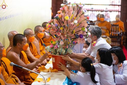 ภาพ No.74901:พิธีเจริญพระพุทธมนต์ ปฏิบัติธรรม มอบทุนการศึกษา ถวายสังฆทาน 106 วัด เพื่อถวายเป็นพุทธบูชา และขับเคลื่อนโครงการหมู่บ้านรักษาศีล 5 โดยคณะสงฆ์จังหวัดนครปฐม คณะศิษยานุศิษย์วัดพระธรรมกาย โครงการธรรมยาตราฯ ปีที่ 11 ณ วัดบางปลา อ.บางเลน จ.นครปฐม วันที่ 28 มกราค