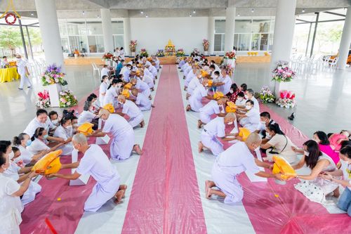 ภาพ No.65687:พิธีปลงผมและพิธีขอขมา มอบบาตรกับผ้าไตร ในโครงการอุปสมบทบูชาธรรม มหาปูชนียาจารย์ประจำปี 2565 ณ ศูนย์ปฎิบัติธรรมสมุทรปราการ(บางบ่อ)  วันอาทิตย์ที่ 20 พฤศจิกายน พ.ศ. 2565