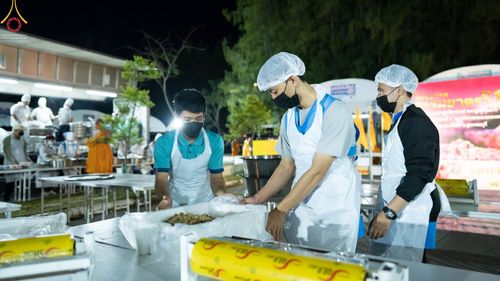 ภาพ No.69251:พิธีถวายภัตตาหารเป็นสังฆทาน แด่คณะพระธรรมยาตราฯ ในโครงการธรรมยาตราฯ ปีที่ 11 ณ อนุสรณ์สถานมหาวิหารพระมงคลเทพมุนี อ.สองพี่น้อง จ.สุพรรณบุรี วันที่ 4 และ 5 มกราคม พ.ศ. 2566