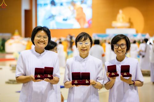 ภาพ No.311670:วันอาทิตย์ต้นเดือนที่ 1 มีนาคม พ.ศ.2569 สัมมนาพิเศษ พิธีมอบรูปหล่อโลหะหลวงปู่วัดปากน้ำ พระมงคลเทพมุนี พิธีมุทิตาสักการะในโอกาสพระครูปลัดรัตนวีรวัฒน์(รังสฤษดิ์ อิทธิจินฺตโก) เจ้าอาวาสวัดพระธรรมกาย  ดำรงตำแหน่งเป็น “ที่ปรึกษาเจ้าคณะจังหวัดปทุมธานี”  ณ ห้อง