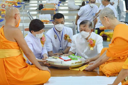 ภาพ No.75453:พิธีสวดพระพุทธมนต์และถวายภัตตาหารเป็นสังฆทาน เนื่องในวันมหาปูชนียาจารย์ วันที่ 3 กุมภาพันธ์ พ.ศ. 2565 ณ วัดพระธรรมกาย อ.คลองหลวง จ.ปทุมธานี