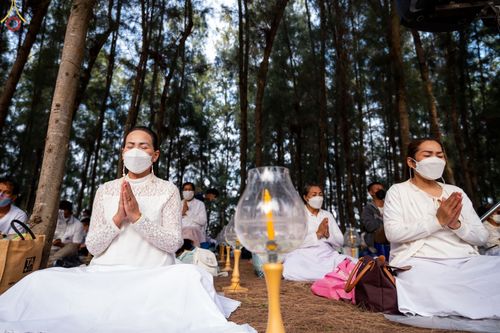 ภาพ No.69455:พิธีจุดประทีปถวายเป็นพุทธบูชา และบูชาธรรมมหาปูชนียาจารย์ ในโครงการธรรมยาตรากตัญญูบูชา มหาปูชนียาจารย์ พระมงคลเทพมุนี(สด จนฺทสโร) พระผู้ปราบมาร ปีที่ 11 ณ อนุสรณ์สถานมหาวิหารพระมงคลเทพมุนี อ.สองพี่น้อง จ.สุพรรณบุรี