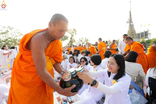 ภาพ No.294509:วันที่ 14 มกราคม พ.ศ. 2569 พิธีตักบาตรพระธรรมยาตรา ณ วัดสองพี่น้อง ต.ต้นตาล อ.สองพี่น้อง จ.สุพรรณบุรี ในโครงการธรรมยาตรา กตัญญูบูชา มหาปูชนียาจารย์ พระมงคลเทพมุนี(สด จนฺทสโร) พระผู้ปราบมาร อนุสรณ์สถาน 7 แห่ง ปีที่ 14