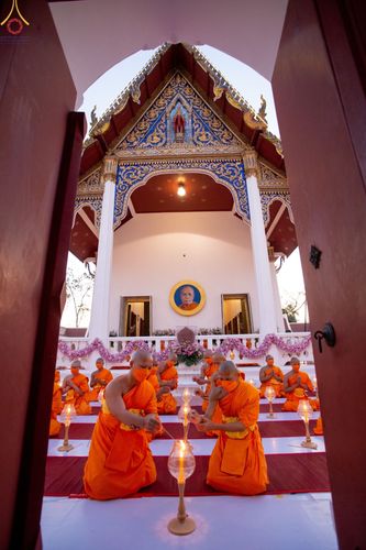 ภาพ No.73396:พิธีจุดประทีปถวายเป็นพุทธบูชา และบูชาธรรมมหาปูชนียาจารย์ ในโครงการธรรมยาตรากตัญญูบูชา มหาปูชนียาจารย์ พระมงคลเทพมุนี(สด จนฺทสโร) พระผู้ปราบมาร ปีที่ 11 ณ อนุสรณ์สถานลำดับที่ 4 สถานที่เกิดด้วยกายธรรม วัดโบสถ์ (บน) บางคูเวียง อ.บางกรวย จ.นนทบุรี วันที่ 21 