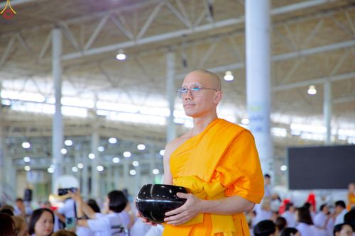 ภาพ No.327922:วันที่ 3 พฤษภาคม พ.ศ.2569 พิธีตักบาตร ข้าวสารอาหารแห้ง ณ บ้านแก้วเรือนทองคุณยายอาจารย์ฯ วัดพระธรรมกาย