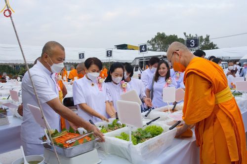 ภาพ No.70000:พิธีถวายภัตตาหารเป็นสังฆทาน แด่คณะพระธรรมยาตราฯ ในโครงการธรรมยาตราฯ ปีที่ 11 ณ อนุสรณ์สถานมหาวิหารพระมงคลเทพมุนี อ.สองพี่น้อง จ.สุพรรณบุรี วันที่ 10 มกราคม พ.ศ. 2566