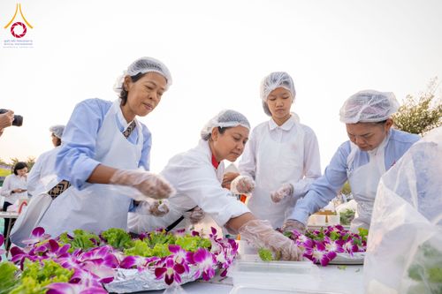 ภาพ No.295484:วันที่ 16 มกราคม พ.ศ. 2569 พิธีถวายภัตตาหารเป็นสังฆทาน แด่พระธรรมยาตรา ณ วัดโบสถ์บน ต.บางคูเวียง จ.นนทบุรี อนุสรณ์สถานลำดับที่ 4 สถานที่เกิดด้วยกายธรรม ในโครงการธรรมยาตรา กตัญญูบูชา มหาปูชนียาจารย์ พระมงคลเทพมุนี(สด จนฺทสโร) พระผู้ปราบมาร อนุสรณ์สถาน 7 แ