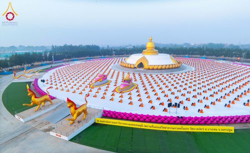 ภาพ No.299785:วันที่ 19 มกราคม พ.ศ.2569 พระธรรมยาตราปฏิบัติธรรมและถ่ายภาพหมู่ประวัติศาสตร์ ณ อนุสรณ์สถานลำดับที่ 5 สถานที่เผยแผ่วิชชาธรรมกายครั้งแรก  อนุสรณ์สถานบางปลาวัดบางปลา อ.บางเลน จ.นครปฐม ในโครงการธรรมยาตรา กตัญญูบูชา มหาปูชนียาจารย์ พระมงคลเทพมุนี(สด จนฺทสโร) 
