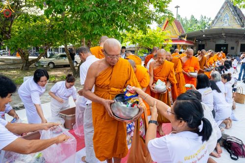 ภาพ No.137652:พิธีตักบาตร พิธีถวายสังฆทานแด่คณะสงฆ์ 323 วัด พิธีทำบุญอุทิศส่วนกุศลแด่ผู้วายชนม์ ในเหตุการณ์ความไม่สงบ 4 จังหวัดชายแดนภาคใต้ ปีที่ 20 ครั้งที่ 169 และพิธีมอบกองทุนหนุนแรงใจช่วยครูใต้ ปีที่ 17 ครั้งที่ 134 วันที่ 25 พฤษภาคม พ.ศ.2567 อ.ตากใบ จ.นราธิวาส