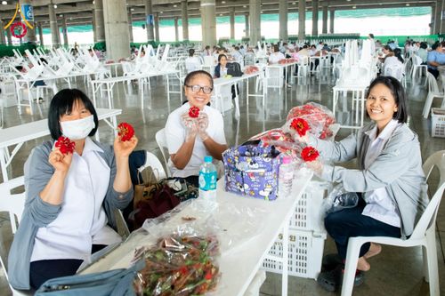 ภาพ No.279439:วันที่ 19-26 ธันวาคม พ.ศ. 2568 และ วันที่ 1 มกราคม พ.ศ.2569 รับบุญปลิดกลีบดอกไม้ เพื่อโปรยต้อนรับพระธรรมยาตรา