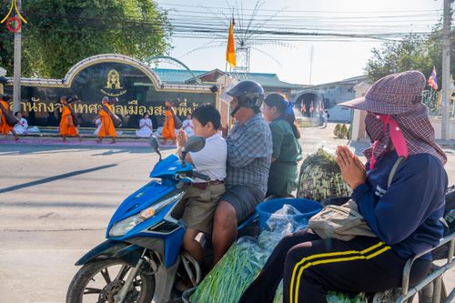 ภาพ No.105663:พิธีต้อนรับพระธรรมยาตรา ในโครงการธรรมยาตรากตัญญูบูชา มหาปูชนียาจารย์ พระมงคลเทพมุนี(สด จนฺทสโร) พระผู้ปราบมาร อนุสรณ์สถาน 7 แห่ง ปีที่ 12 วันที่ 3 มกราคม พ.ศ. 2567 ณ อนุสรณ์สถานโลตัสแลนด์ จ.สุพรรณบุรี