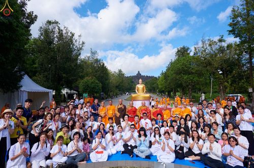 ภาพ No.68381:พิธีตักบาตร ณ พระมหาเจดีย์บรมพุทโธ ประเทศอินโดนีเซีย วันที่ 18 ธันวาคม พ.ศ. 2565