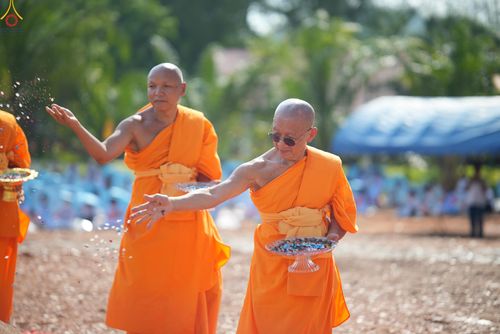 ภาพ No.326885:วันศุกร์ที่ ๑ พฤษภาคม พ.ศ.๒๕๖๙ พิธีทอดผ้าป่า สถาปนาองค์พระเจดีย์เพื่อสร้างสันติภาพโลก และ พิธีโปรยรัตนชาติ กลั่นแผ่นดิน  โปรยทราย เป็นปฐมฤกษ์ ณ ศูนย์ปฏิบัติธรรมเถินเทิดธรรม ต.แม่ปะ อ.เถิน จ.ลำปาง
