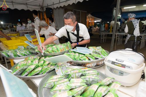 ภาพ No.71002:พิธีถวายภัตตาหารเป็นสังฆทาน แด่คณะพระธรรมยาตราฯ ในโครงการธรรมยาตราฯ ปีที่ 11 ณ อนุสรณ์สถานคลองบางนางแท่น อ.สามพราน จ.นครปฐม วันที่ 13 มกราคม พ.ศ. 2566