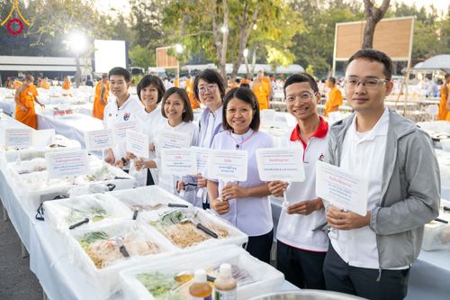 ภาพ No.106036:พิธีถวายภัตตาหารเป็นสังฆทาน แด่คณะพระธรรมยาตราฯ ในโครงการธรรมยาตรากตัญญูบูชา มหาปูชนียาจารย์ พระมงคลเทพมุนี(สด จนฺทสโร) พระผู้ปราบมาร อนุสรณ์สถาน 7 แห่ง ปีที่ 12 วันที่ 3 มกราคม พ.ศ. 2567 ณ อนุสรณ์สถานโลตัสแลนด์ จ.สุพรรณบุรี