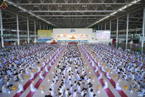 ภาพ No.63907:พิธีขอขมาและมอบผ้าไตรแด่นาคธรรมทายาท โครงการอุปสมบทบูชาธรรมมหาปูชนียาจารย์ วันอาทิตย์ที่ 20 พฤศจิกายน พ.ศ. 2565