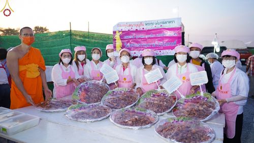 ภาพ No.74392:พิธีถวายภัตตาหารเป็นสังฆทาน แด่คณะพระธรรมยาตราฯ ในโครงการธรรมยาตรากตัญญูบูชา มหาปูชนียาจารย์ พระมงคลเทพมุนี(สด จนฺทสโร) พระผู้ปราบมาร อนุสรณ์สถาน 7 แห่ง ปีที่ 11 วันที่ 26 มกราคม พ.ศ. 2566