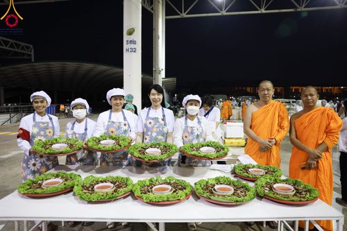 ภาพ No.105571:พิธีถวายภัตตาหารเป็นสังฆทาน แด่คณะพระธรรมยาตราฯ ในโครงการธรรมยาตรากตัญญูบูชา มหาปูชนียาจารย์ พระมงคลเทพมุนี(สด จนฺทสโร) พระผู้ปราบมาร อนุสรณ์สถาน 7 แห่ง ปีที่ 12 วันที่ 3 มกราคม พ.ศ. 2567 ณ สภาธรรมกายสากล วัดพระธรรมกาย