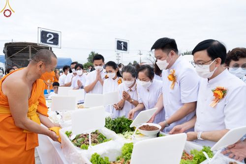 ภาพ No.70390:พิธีถวายภัตตาหารเป็นสังฆทาน แด่คณะพระธรรมยาตราฯ ในโครงการธรรมยาตราฯ ปีที่ 11 ณ อนุสรณ์สถานคลองบางนางแท่น อ.สามพราน จ.นครปฐม วันที่ 12 มกราคม พ.ศ. 2566