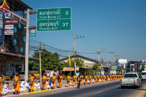 ภาพ No.106147:พิธีต้อนรับพระธรรมยาตรา ชุด 2 ในโครงการธรรมยาตรากตัญญูบูชา มหาปูชนียาจารย์  พระมงคลเทพมุนี(สด จนฺทสโร) พระผู้ปราบมาร  อนุสรณ์สถาน 7 แห่ง ปีที่ 12  วันที่ 3 มกราคม พ.ศ. 2567  ณ อนุสรณ์สถานโลตัสแลนด์ จ.สุพรรณบุรี
