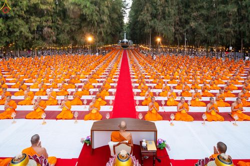 ภาพ No.290105:วันที่ 6 มกราคม พ.ศ. 2569 พิธีจุดประทีปถวายเป็นพุทธบูชา และบูชาธรรมมหาปูชนียาจารย์ (ภาพชุดที่ 2) ณ อนุสรณ์สถานมหาวิหารพระมงคลเทพมุนี (โลตัสแลนด์) อ.สองพี่น้อง จ.สุพรรณบุรี ในโครงการธรรมยาตรา กตัญญูบูชา มหาปูชนียาจารย์ พระมงคลเทพมุนี(สด จนฺทสโร) พระผู้ปรา