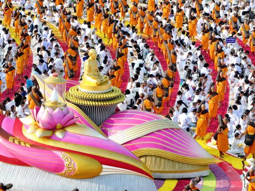 ภาพ No.299617:วันที่ 18 มกราคม พ.ศ. 2569 พิธีต้อนรับพระธรรมยาตรา (ภาพชุดที่ 2) ณ อนุสรณ์สถานลำดับที่ 5  สถานที่เผยแผ่วิชชาธรรมกายครั้งแรก อนุสรณ์สถานบางปลา วัดบางปลา อำเภอบางเลน จังหวัดนครปฐม ในโครงการธรรมยาตรา กตัญญูบูชา มหาปูชนียาจารย์ พระมงคลเทพมุนี(สด จนฺทสโร) พระ