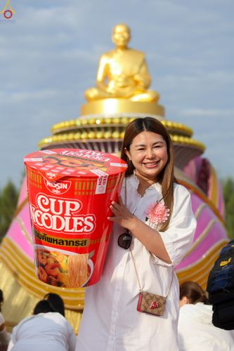 ภาพ No.302737:วันที่ 24 มกราคม พ.ศ. 2569 พิธีตักบาตรพระธรรมยาตรา(ภาพชุดที่ 2) ณ อนุสรณ์สถานลำดับที่ 5 สถานที่เผยแผ่วิชชาธรรมกายครั้งแรก อนุสรณ์สถานบางปลา วัดบางปลา อำเภอบางเลน จังหวัดนครปฐม ในโครงการธรรมยาตรา กตัญญูบูชา มหาปูชนียาจารย์ พระมงคลเทพมุนี(สด จนฺทสโร) พระผู