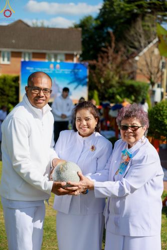 ภาพ No.142812:พิธีพัทธสีมา ประดิษฐานลูกนิมิตมหาสมบัติ สถาปนาอุโบสถวัดพระธรรมกายลอนดอน บูชาธรรม 80 ปี หลวงพ่อธัมมชโย วันเสาร์ที่ 22 มิถุนายน พ.ศ. 2567