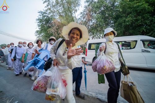 ภาพ No.110629:พิธีต้อนรับพระธรรมยาตรา ในโครงการธรรมยาตรากตัญญูบูชา มหาปูชนียาจารย์ พระมงคลเทพมุนี(สด จนฺทสโร) พระผู้ปราบมาร อนุสรณ์สถาน 7 แห่ง ปีที่ 12 วันที่ 11 มกราคม พ.ศ. 2567 ณ อนุสรณ์สถานลำดับที่ 3 สถานที่เกิดใหม่ในเพศสมณะ วัดสองพี่น้อง จ.สุพรรณบุรี