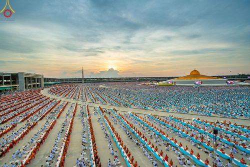 ภาพ No.221801:วันอังคารที่ 22 เมษายน พ.ศ. 2568 ภาพพิธีถวายมหาสังฆทานคณะสงฆ์ 40,000 กว่าวัดทั่วประเทศ เนื่องในวันคุ้มครองโลก ชุดที่ 2 (ปลื้มให้สมการรอคอย) ณ ลานธรรมพระมหาธรรมกายเจดีย์ วัดพระธรรมกาย