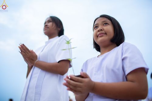 ภาพ No.90104:พิธีปลูกทรัพย์บานชื่น  เนื่องใน 139 ปี วันคล้ายวันเกิดด้วยรูปกายเนื้อ พระมงคลเทพมุนี (สด จนฺทสโร) พระผู้ปราบมาร วันอังคารที่ 10 ตุลาคม พ.ศ. 2566 ณ วัดพระธรรมกาย จ.ปทุมธานี