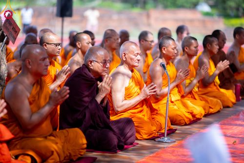 ภาพ No.314186:วันจันทร์ที่ 16 มีนาคม พ.ศ. 2569 พิธีถวายบาตรอัฐบริขาร และพิธีขอนิสัยแก่สามเณรธรรมทายาท 500 รูป ณ วิหารมายาเทวี ประเทศเนปาล