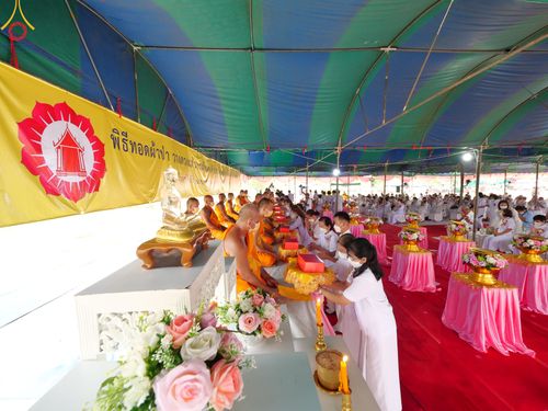 พิธีทอดผ้าป่า วางดวงแก้วบรมจักรพรรดิ  โปรยรัตนชาติ และพิธีตอกเสาเข็มมงคลต้นแรก อาคาร 80 ปี หลวงพ่อธัมมชโย ณ ศูนย์ปฏิบัติธรรมวิหารแดง อำเภอวิหารแดง จังหวัดสระบุรี วันอาทิตย์ที่ 28 พฤษภาคม พ.ศ.2566