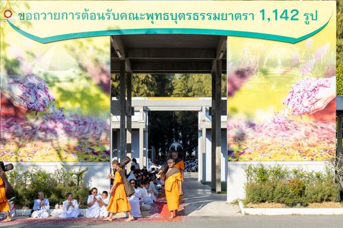 ภาพ No.292814:วันที่ 11 มกราคม พ.ศ. 2569 พิธีต้อนรับพระธรรมยาตรา ณ อนุสรณ์สถานลำดับที่ 3 สถานที่เกิดในเพศสมณะ วัดสองพี่น้อง อำเภอสองพี่น้อง จังหวัดสุพรรณบุรี ในโครงการธรรมยาตรา กตัญญูบูชา มหาปูชนียาจารย์ พระมงคลเทพมุนี(สด จนฺทสโร) พระผู้ปราบมาร อนุสรณ์สถาน 7 แห่ง ปีที