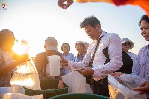 ภาพ No.321543:วันที่ 9-10 เมษายน พ.ศ.2569 การเตรียมงาน มัดถุงน้ำ ถ่วงขาโต๊ะไทยธรรม เพื่องานถวายมหาสังฆทาน 40,000 กว่าวัดทั่วประเทศ วันคุ้มครองโลก 22 เมษายน พ.ศ.2569 วัดพระธรรมกาย