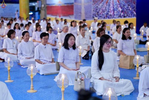 ภาพ No.331075:วันวิสาขบูชา อาทิตย์ที่ 31 พฤษภาคม พ.ศ.2569 พิธีจุดวิสาขประทีป , พิธีเวียนประทักษิณ  รอบพระมหาธรรมกายเจดีย์  และพิธีฉลองชัยสวดมนต์บทธัมมจักกัปปวัตนสูตร  ครบ 8,415,000,000 จบ ณ วัดพระธรรมกาย