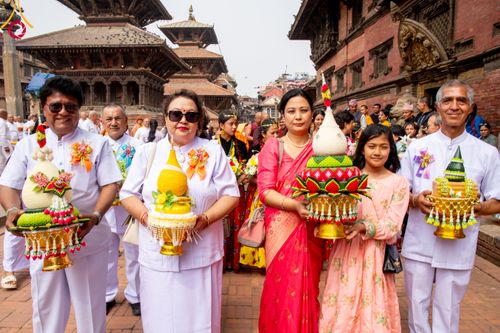 ภาพ No.313540:วันพฤหัสบดีที่ 12 มีนาคม พ.ศ. 2569 ขบวนแห่นาคธรรมทายาทในโครงการบรรพชาสามเณร 500 รูป  จาก นาคบาฮาล (Nagbahal) สู่จัตุรัสปาทัน (Patan Durbar Square) ประเทศเนปาล