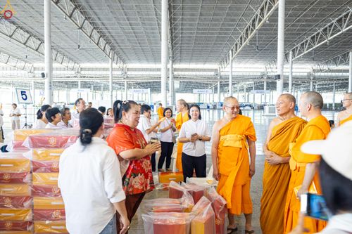 ภาพ No.321977:วันที่ 12 -13 เมษายน พ.ศ.2569 การเตรียมกล่องไทยธรรม + การขนย้ายเก้าอี้ เพื่องานถวายมหาสังฆทาน 40,000 กว่าวัดทั่วประเทศ วันคุ้มครองโลก 22 เมษายน พ.ศ.2569 วัดพระธรรมกาย