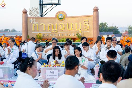 ภาพ No.282672:วันเสาร์ที่ 20 ธันวาคม พ.ศ.2568 พิธีตักบาตรพระ 10,000 รูป (ชุด 2) เนื่องในโอกาส 194 ปี จังหวัดกาญจนบุรี และอุทิศส่วนกุศลให้แด่บรรพชนทั้งหลาย บริเวณถนนสองแคว (Skywalk) เมืองกาญจนบุรี